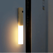 Luminária LED de Parede com Sensor de Movimento Recarregável e Base Removível Luminária LED de Parede com Sensor de Movimento Recarregável e Base Removível Bellaffina 